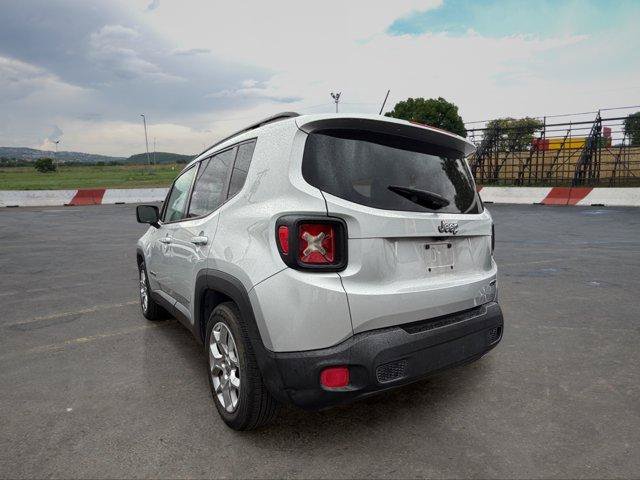 Used 2015 Jeep Renegade Latitude w/ Popular Equipment Group FWD image 4