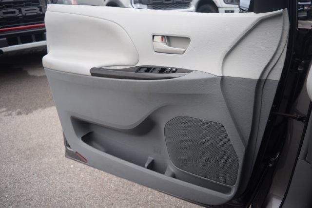 Used 2014 Toyota Sienna LE FWD image 18