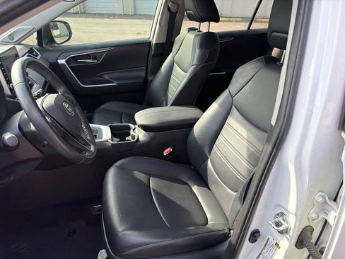 Used 2020 Toyota RAV4 XLE Premium FWD image 18