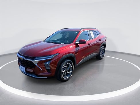 Used 2025 Chevrolet Trax LT w/ LT Convenience Package image 4