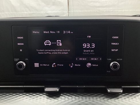 Used 2023 Kia Carnival LX image 32