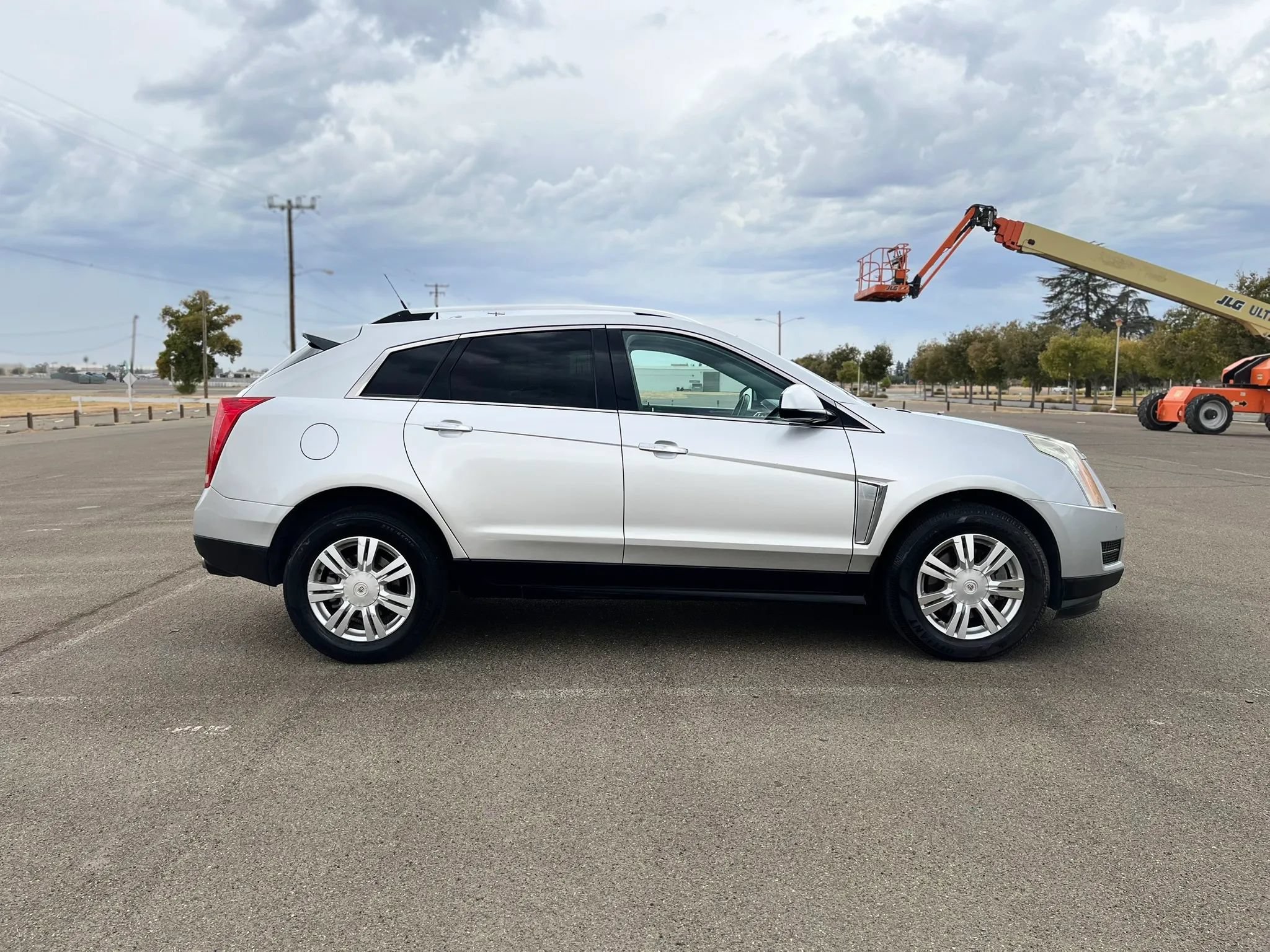 Used 2014 Cadillac SRX Luxury w/ Driver Awareness Package AWD/4WD image 4