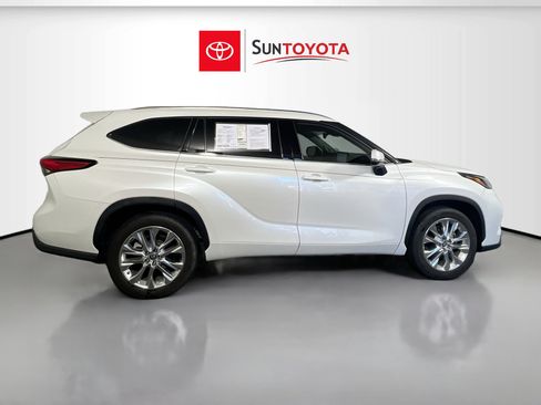 Used 2023 Toyota Highlander FWD image 2