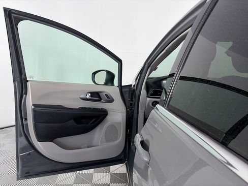 Used 2023 Chrysler Pacifica Touring-L FWD image 10