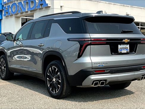 Used 2025 Chevrolet Traverse LT w/ Sun and Wheel Package FWD image 12