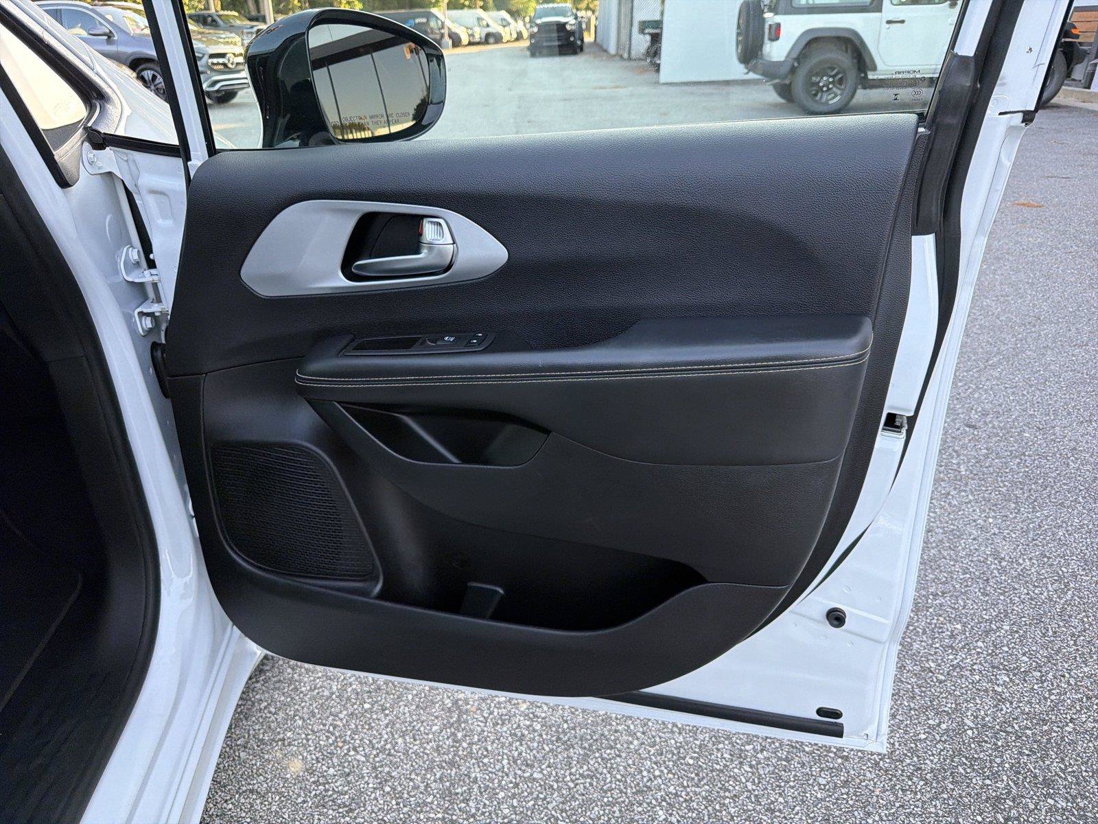 Used 2024 Chrysler Pacifica Limited FWD image 12
