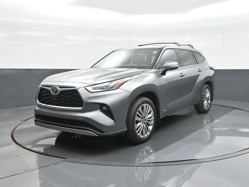 Certified 2026 Toyota Highlander Platinum AWD/4WD image 3
