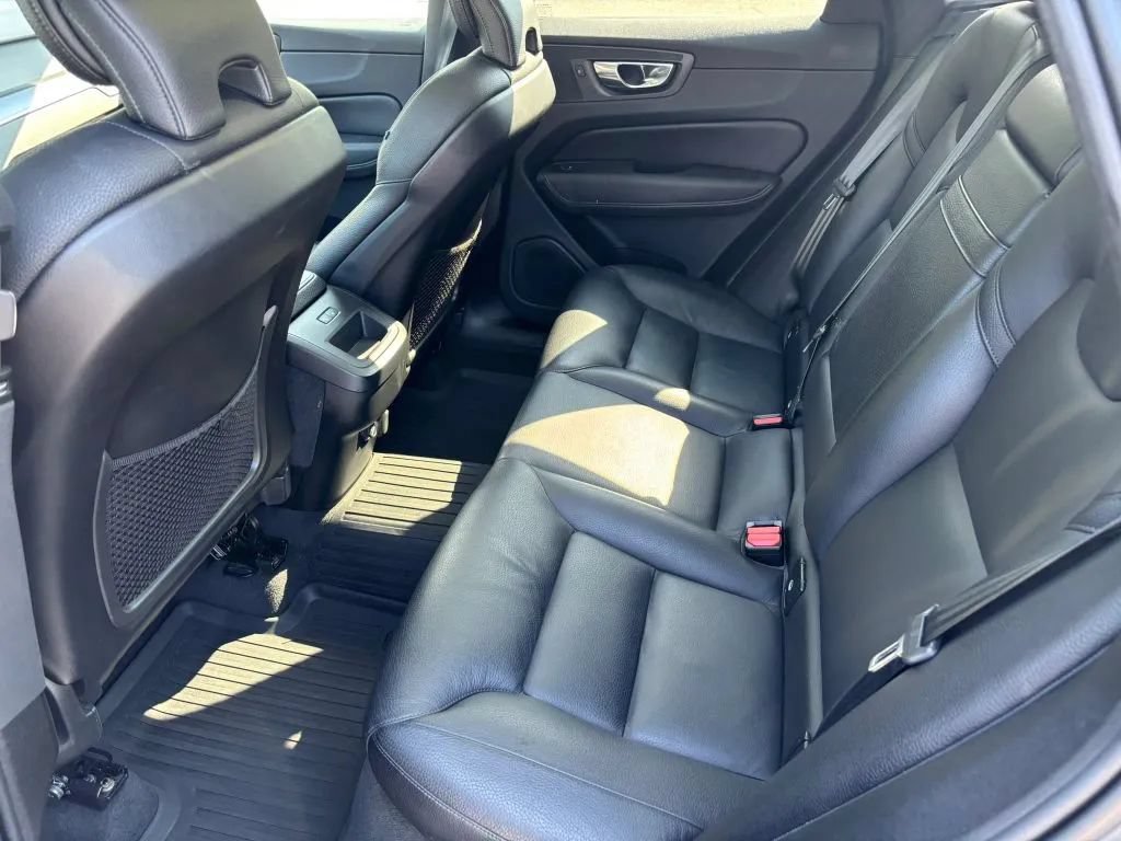 Used 2020 Volvo XC60 T5 Momentum w/ Protection Package Premier AWD/4WD image 15