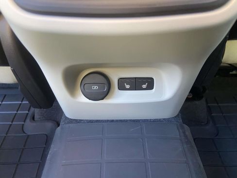 Certified 2023 Volvo XC40 B5 Plus w/ Protection Package Premier image 15