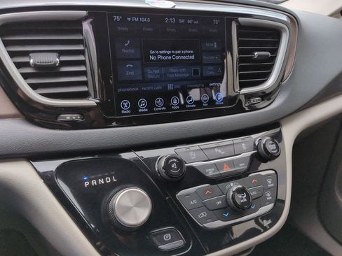 Used 2017 Chrysler Pacifica Touring-L FWD image 28