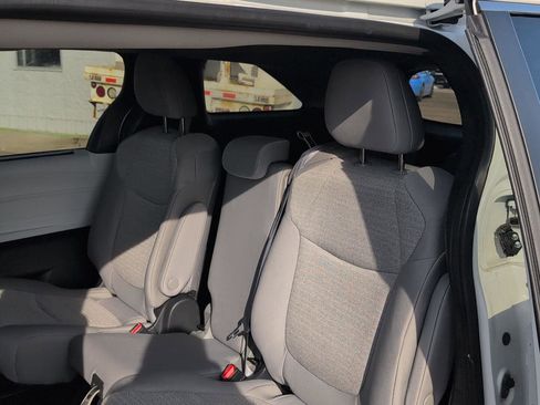 Used 2025 Toyota Sienna LE image 14