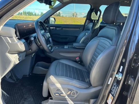 Used 2024 Kia EV9 Land image 17