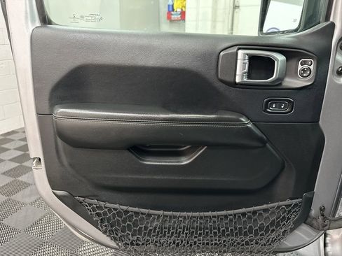 Used 2018 Jeep Wrangler Unlimited Sahara AWD/4WD image 19