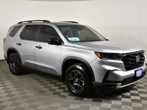 Used 2025 Honda Pilot TrailSport image 4