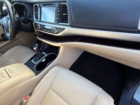 Used 2019 Toyota Highlander XLE FWD image 34