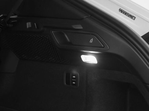 Certified 2025 Porsche Macan 4 Electric AWD/4WD image 19