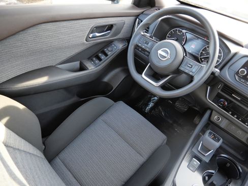 Used 2023 Nissan Rogue SV image 9