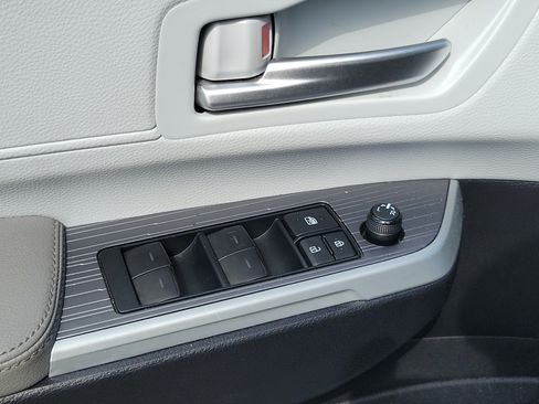 Used 2025 Toyota Sienna XLE FWD image 16