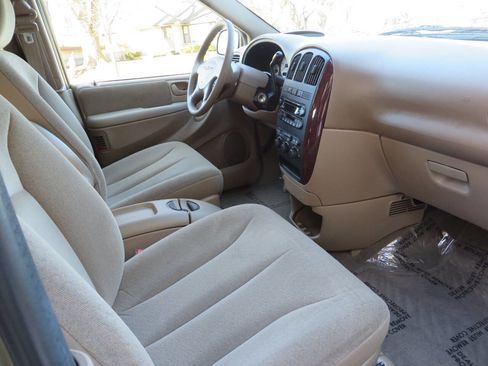 Used 2001 Chrysler Town & Country LX image 15