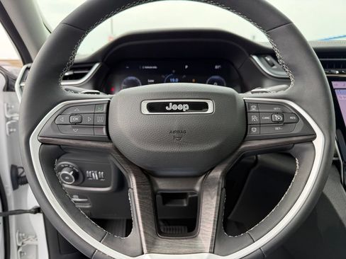 Used 2023 Jeep Grand Cherokee Limited w/ Black Appearance Package AWD/4WD image 30