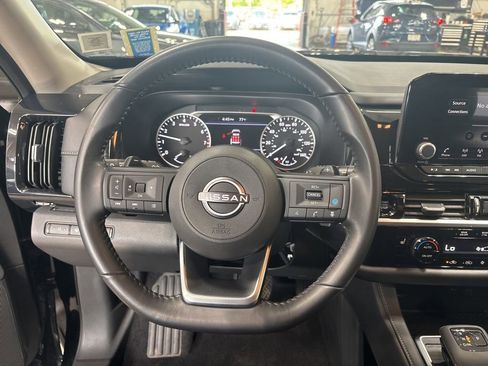 Used 2025 Nissan Pathfinder SV image 13