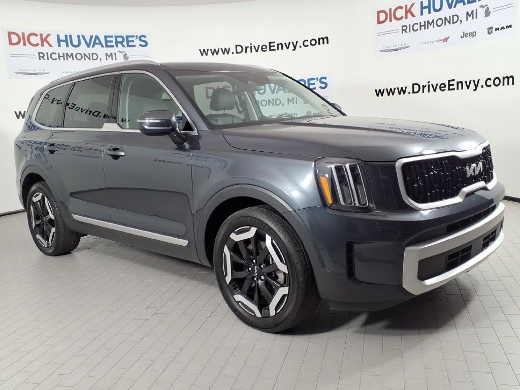 Used 2024 Kia Telluride EX w/ EX Captain's Chair Package AWD/4WD image 3