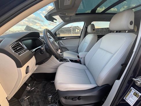 Used 2024 Volkswagen Tiguan SE w/ Panoramic Sunroof Package image 9