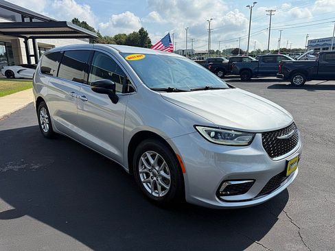Used 2024 Chrysler Pacifica Touring-L FWD image 6