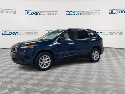 Used 2018 Jeep Cherokee Latitude w/ Cold Weather Group AWD/4WD image 4