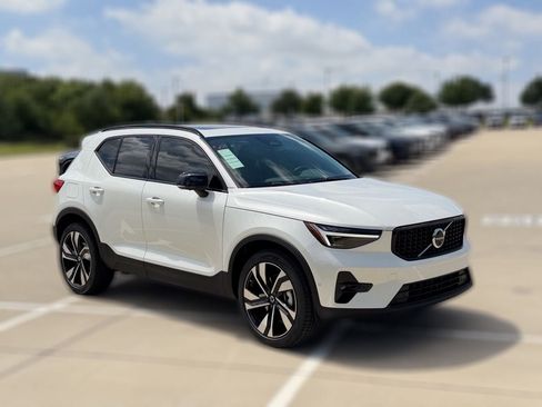 New 2026 Volvo XC40 B5 Plus w/ Climate Package AWD/4WD image 4