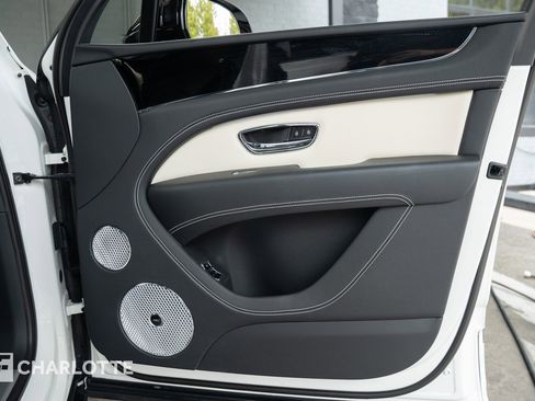 Used 2024 Bentley Bentayga image 29