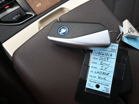 Used 2023 BMW iX xDrive50 w/ Premium Package image 11