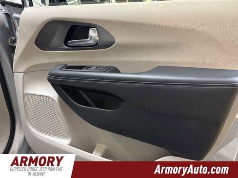 Used 2024 Chrysler Pacifica Touring-L image 37