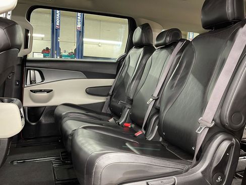 Used 2024 Kia Carnival LX image 9