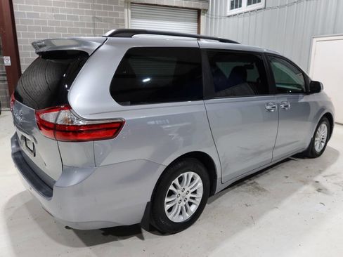 Used 2017 Toyota Sienna XLE w/ XLE Navigation Package FWD image 5