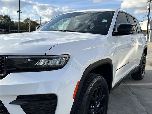 New 2025 Jeep Grand Cherokee Altitude image 5