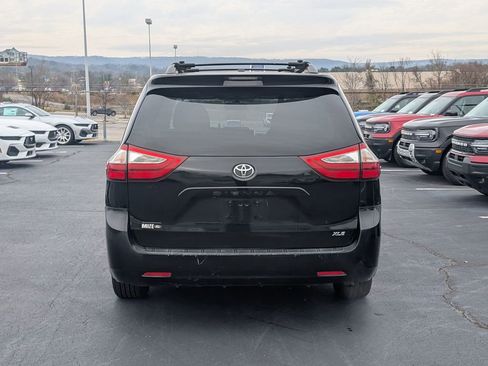Used 2017 Toyota Sienna L image 8