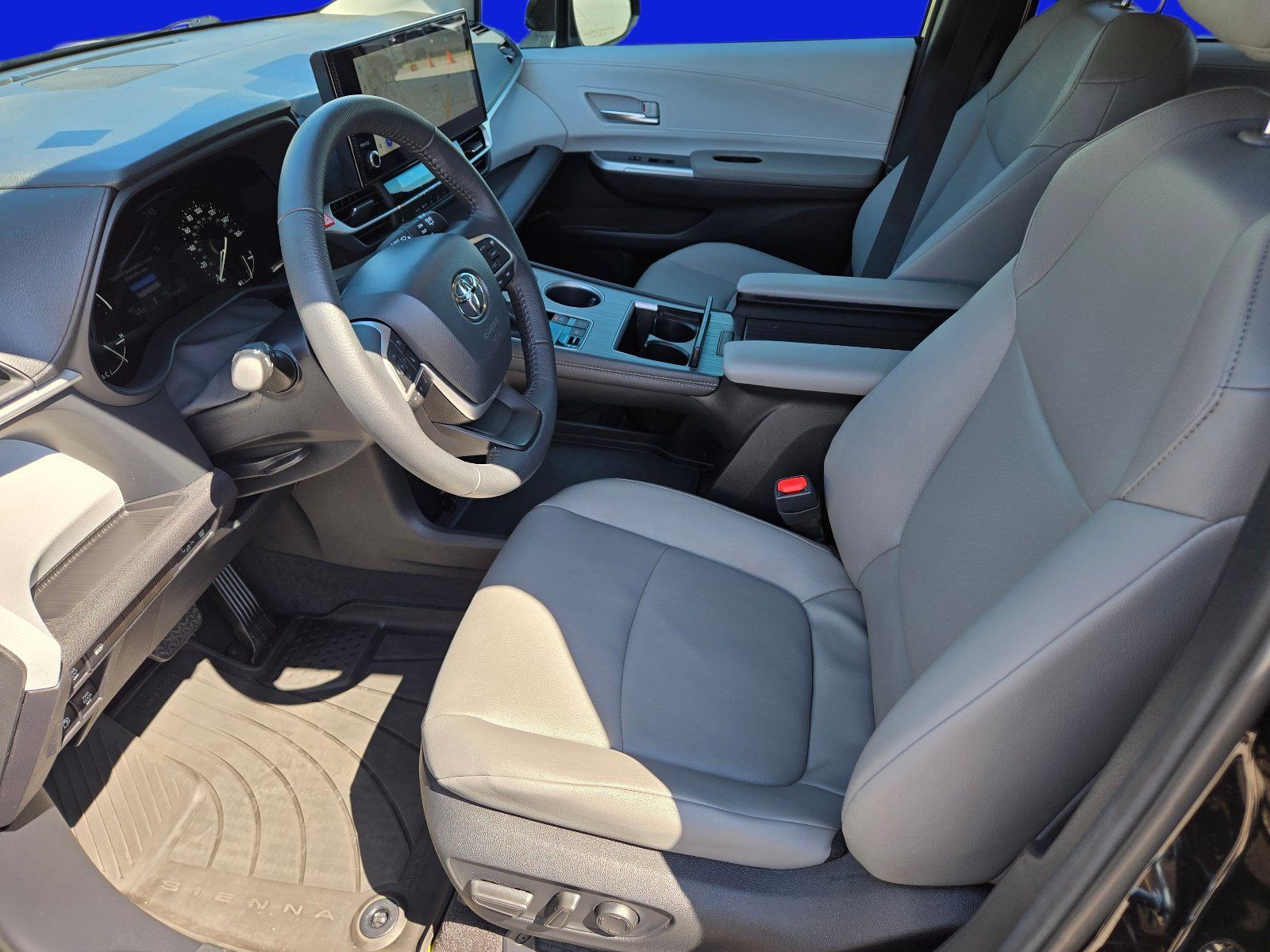 Used 2026 Toyota Sienna XLE FWD image 15