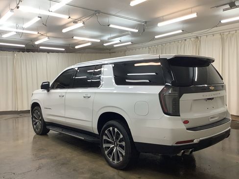 Used 2025 Chevrolet Suburban High Country AWD/4WD image 10