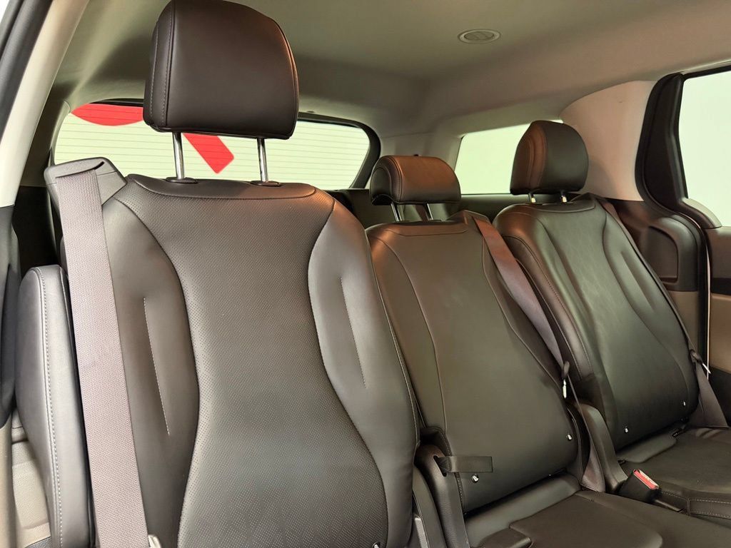 Used 2025 Kia Carnival FWD image 16