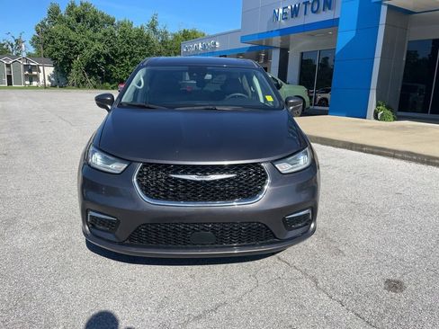 Used 2023 Chrysler Pacifica Touring-L FWD image 2