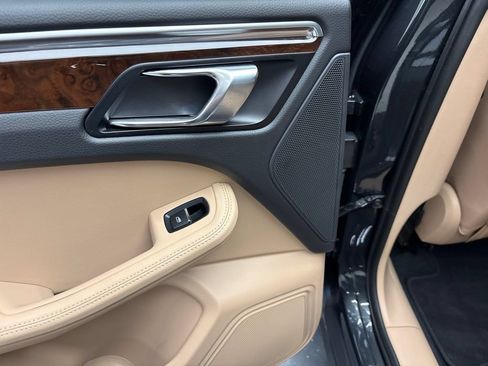 Certified 2024 Porsche Macan AWD/4WD image 19
