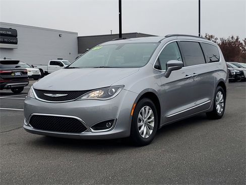 Used 2017 Chrysler Pacifica Touring-L image 3