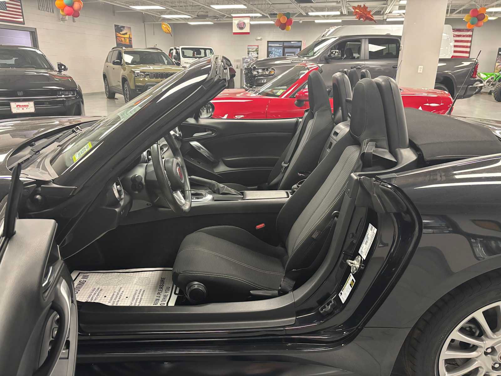 Used 2017 FIAT 124 Spider Classica RWD image 2