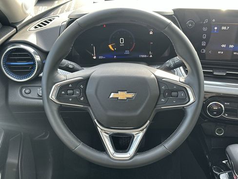 Used 2025 Chevrolet Trax LT w/ LT Convenience Package FWD image 19