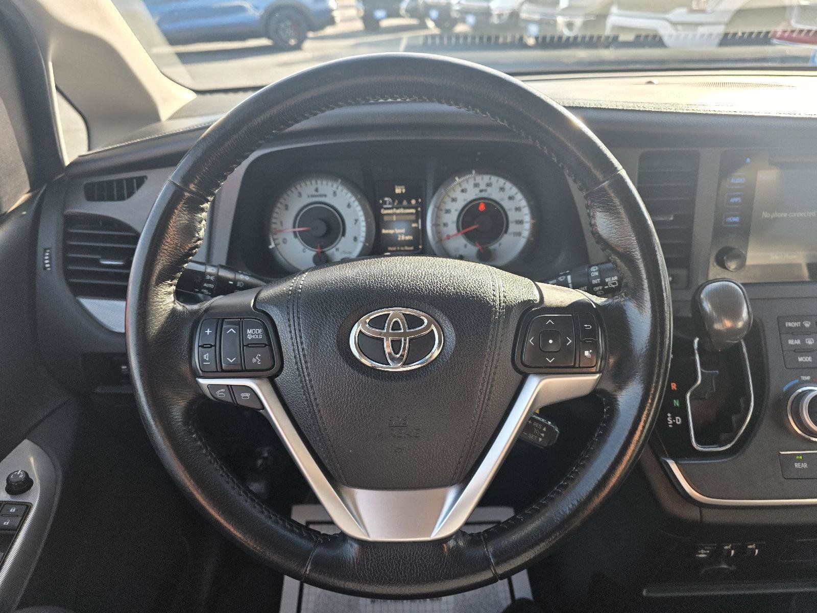 Used 2015 Toyota Sienna SE FWD image 10