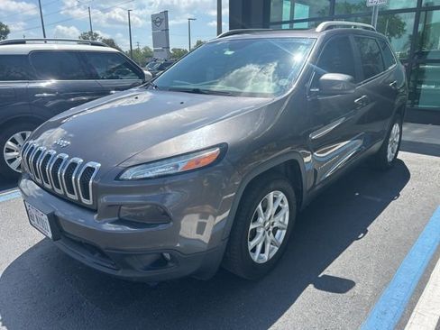 Used 2018 Jeep Cherokee Latitude Plus w/ Comfort/Convenience Group image 3