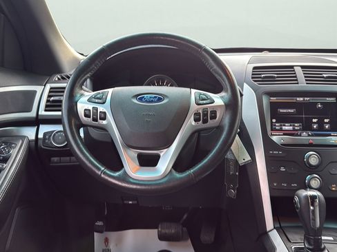 Used 2014 Ford Explorer XLT w/ Equipment Group 202A image 9