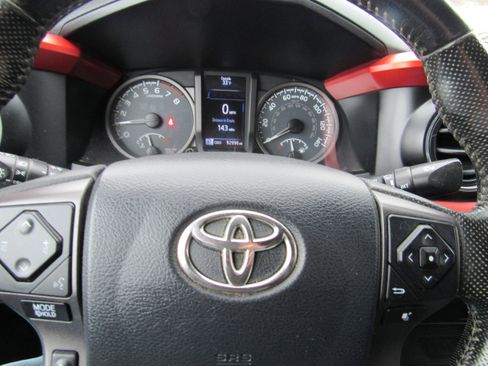 Used 2016 Toyota Tacoma TRD Sport w/ Towing Package image 26