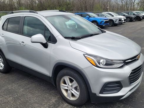 Used 2021 Chevrolet Trax LT w/ LT Convenience Package image 8